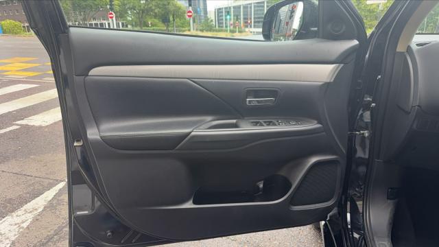 Mitsubishi Outlander image 9