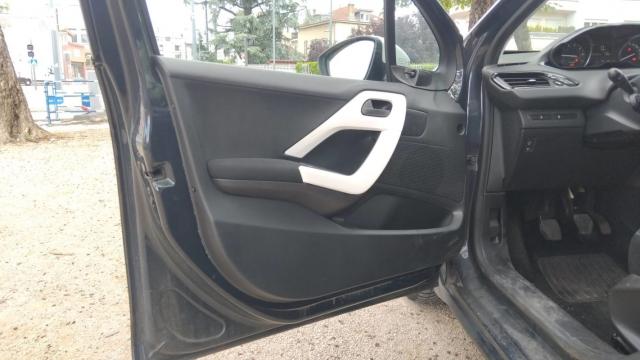Peugeot 208 image 1