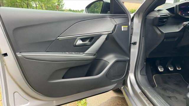 Peugeot 208 image 8