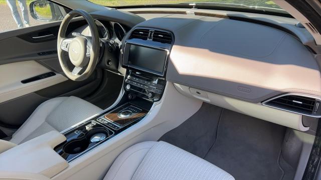 Jaguar Xe image 3