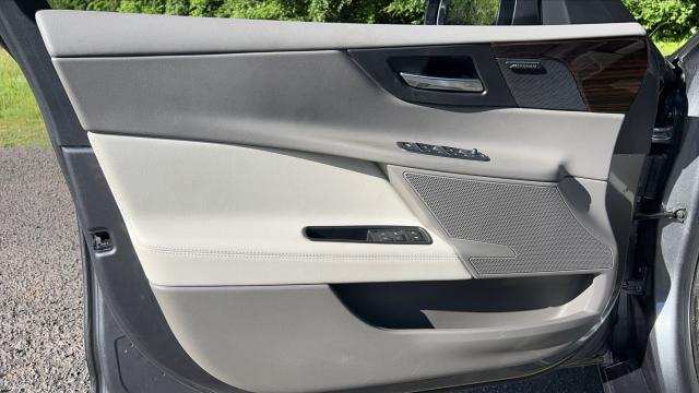 Jaguar Xe image 2