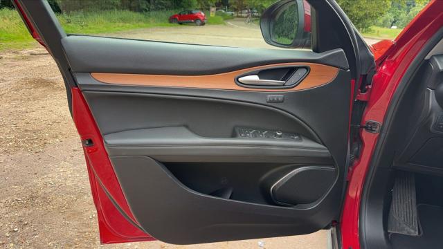 Alfa Romeo Stelvio image 9