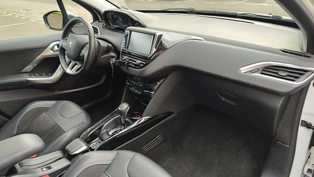 Peugeot 2008 image 8