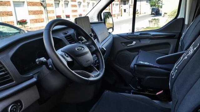 Ford Transit image 8