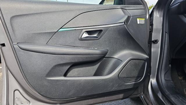 Peugeot 208 image 8