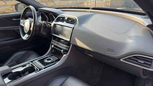 Jaguar Xe image 3