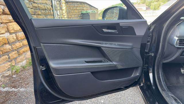 Jaguar Xe image 9