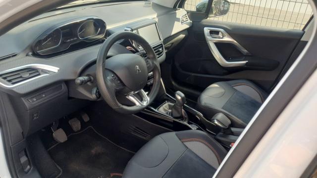 Peugeot 2008 image 2