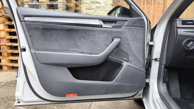 Skoda Superb Combi image 6