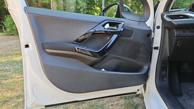 Peugeot 208 image 3