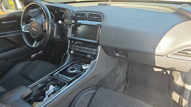 Jaguar Xe image 5