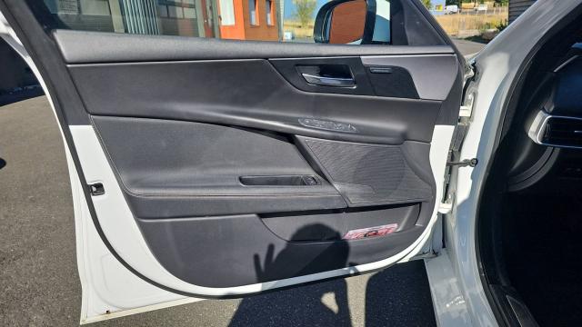 Jaguar Xe image 6