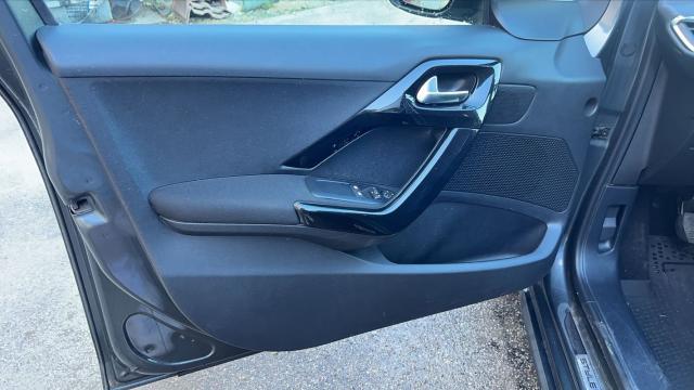 Peugeot 208 image 2