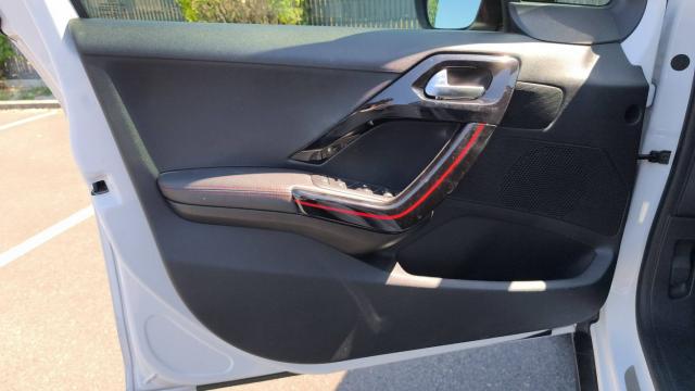 Peugeot 2008 image 8