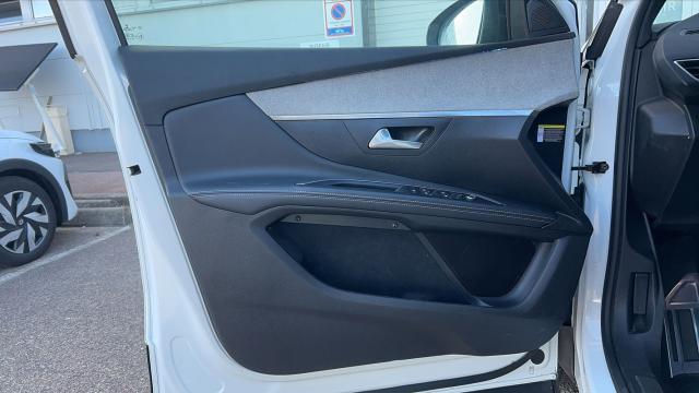 Peugeot 5008 image 2