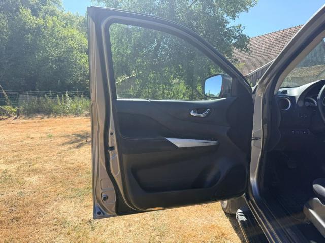 Nissan King Cab. image 5