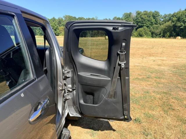 Nissan King Cab. image 2