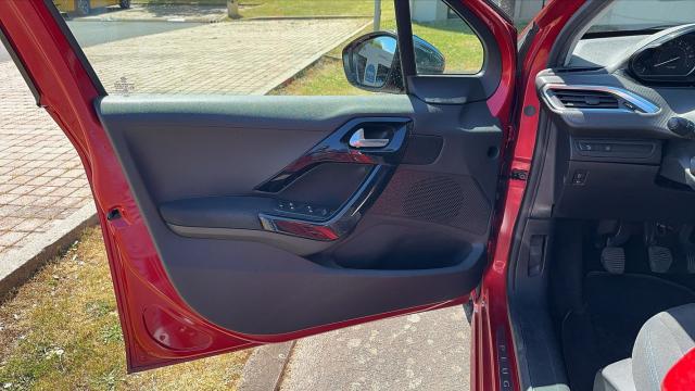 Peugeot 208 image 7