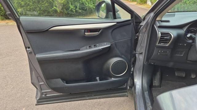 Lexus Nx 300h image 2