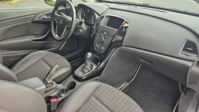 Opel Astra Gtc image 1