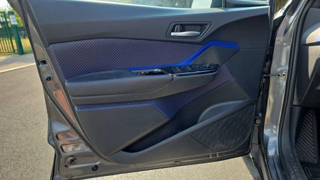Toyota C-Hr image 9