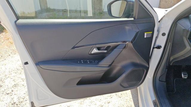 Peugeot 208 image 8