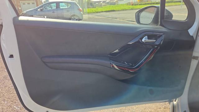 Peugeot 208 image 8