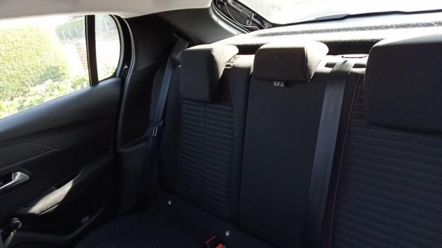 Peugeot 208 image 9