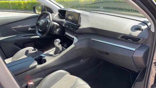 Peugeot 3008 image 2
