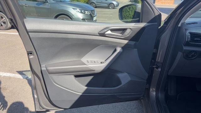 Volkswagen T-Cross image 2