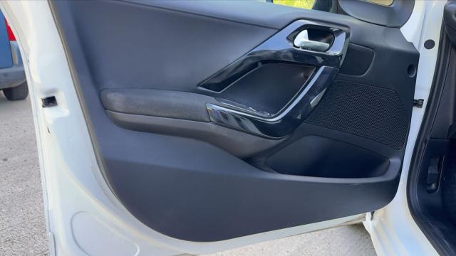 Peugeot 208 image 5