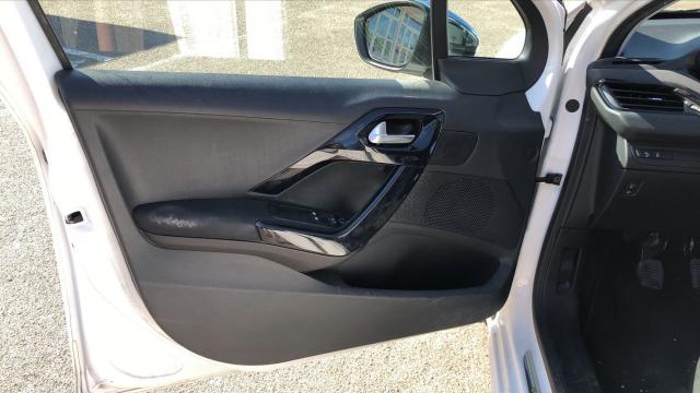 Peugeot 208 image 6