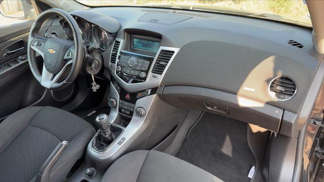 Chevrolet Cruze image 2