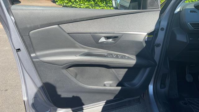 Peugeot 3008 image 2