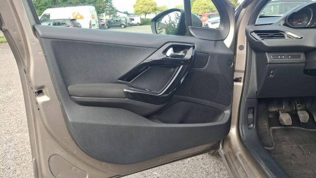 Peugeot 208 image 8