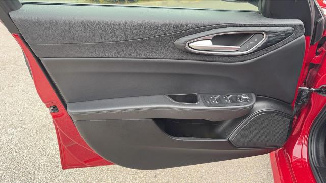 Alfa Romeo Giulia image 2