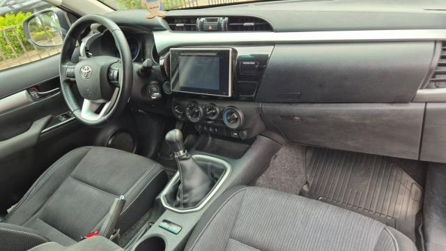 Toyota Hilux image 8