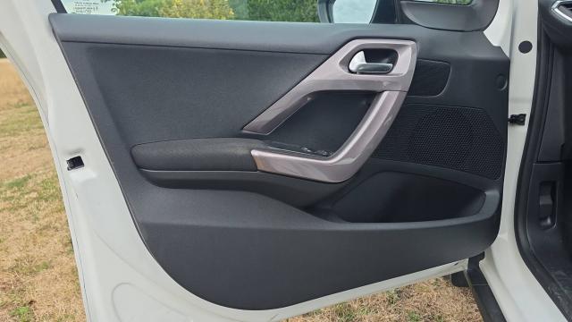 Peugeot 2008 image 8