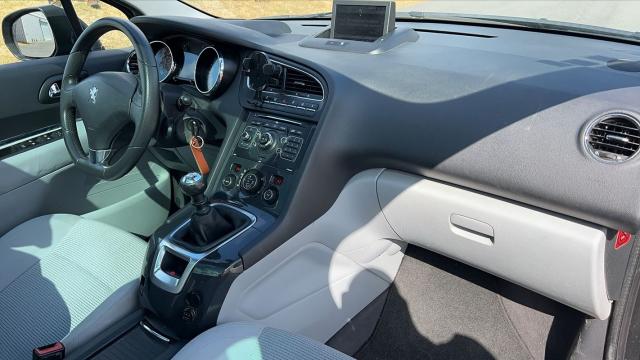 Peugeot 5008 image 2