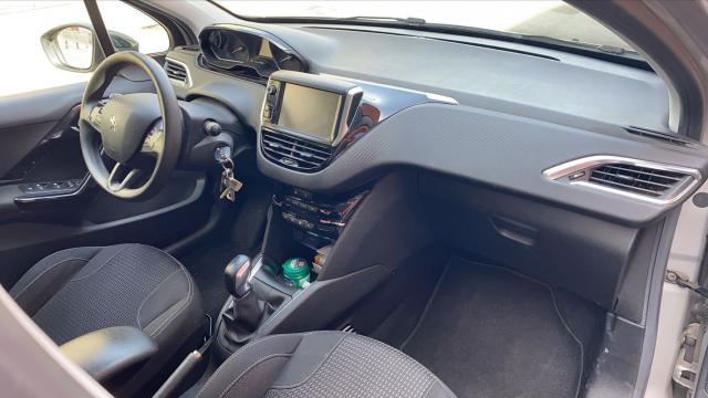 Peugeot 208 image 7