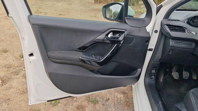 Peugeot 208 image 9