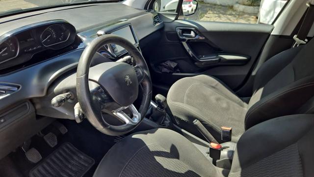 Peugeot 208 image 3