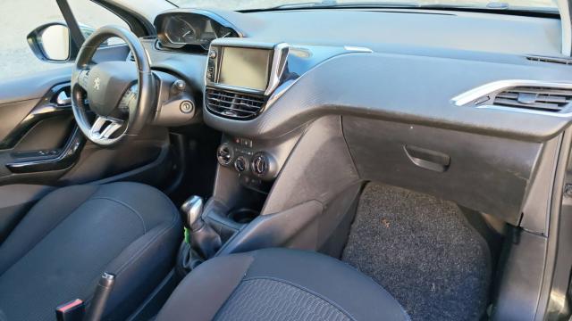 Peugeot 208 image 8