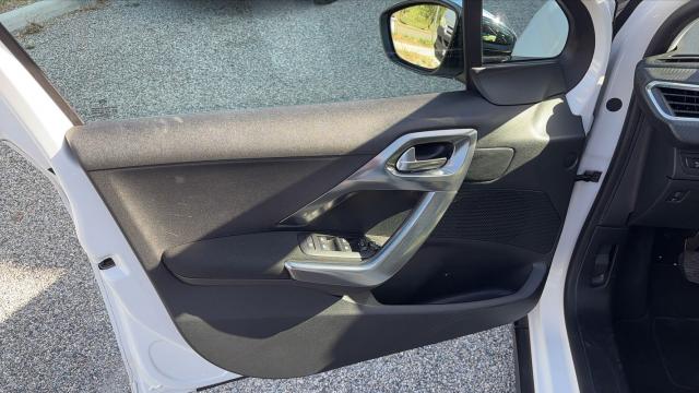 Peugeot 2008 image 7