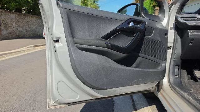 Peugeot 208 image 6