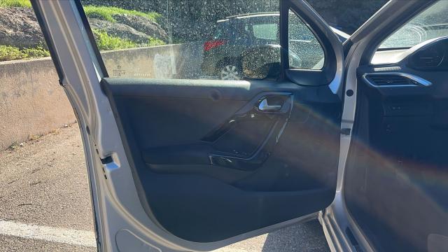 Peugeot 208 image 2