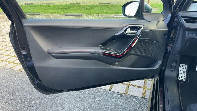 Peugeot 208 image 6