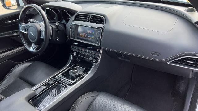 Jaguar Xe image 3