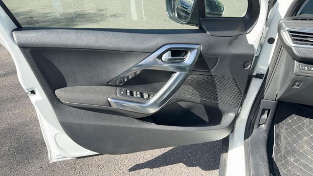 Peugeot 2008 image 3