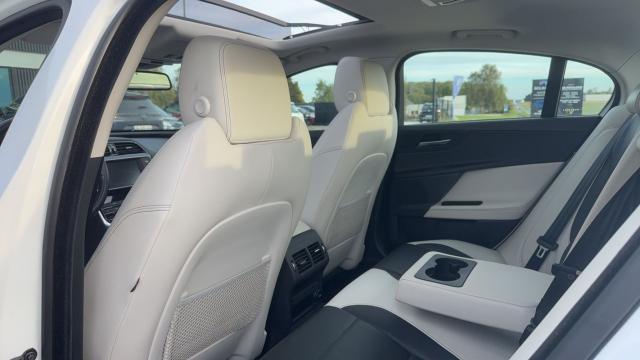 Jaguar Xe image 2